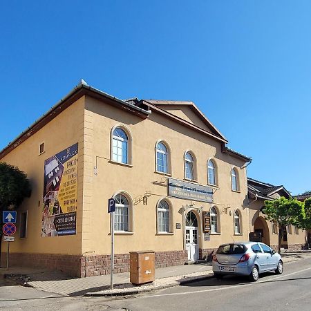 Komplex -Rendezvenytermek-Panzio-Apartman-Irodak- Mateszalka Exterior foto