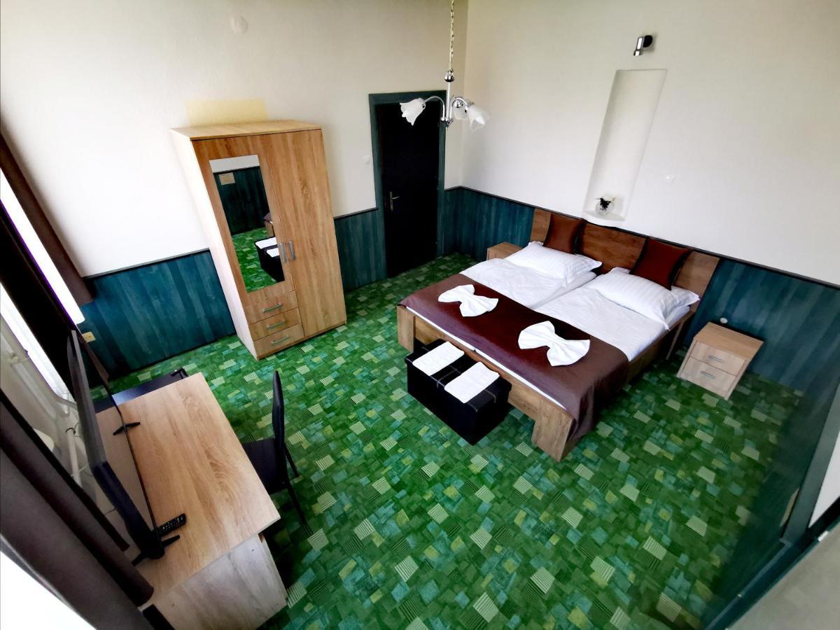 Komplex -Rendezvenytermek-Panzio-Apartman-Irodak- Mateszalka Exterior foto