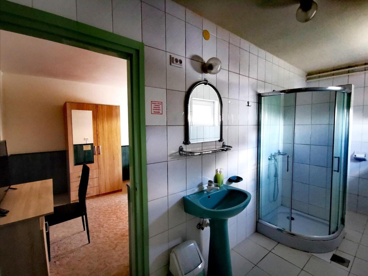 Komplex -Rendezvenytermek-Panzio-Apartman-Irodak- Mateszalka Exterior foto