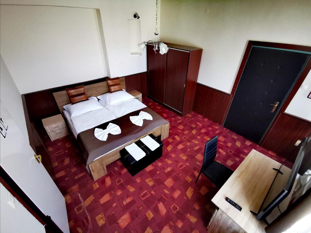 Komplex -Rendezvenytermek-Panzio-Apartman-Irodak- Mateszalka Exterior foto