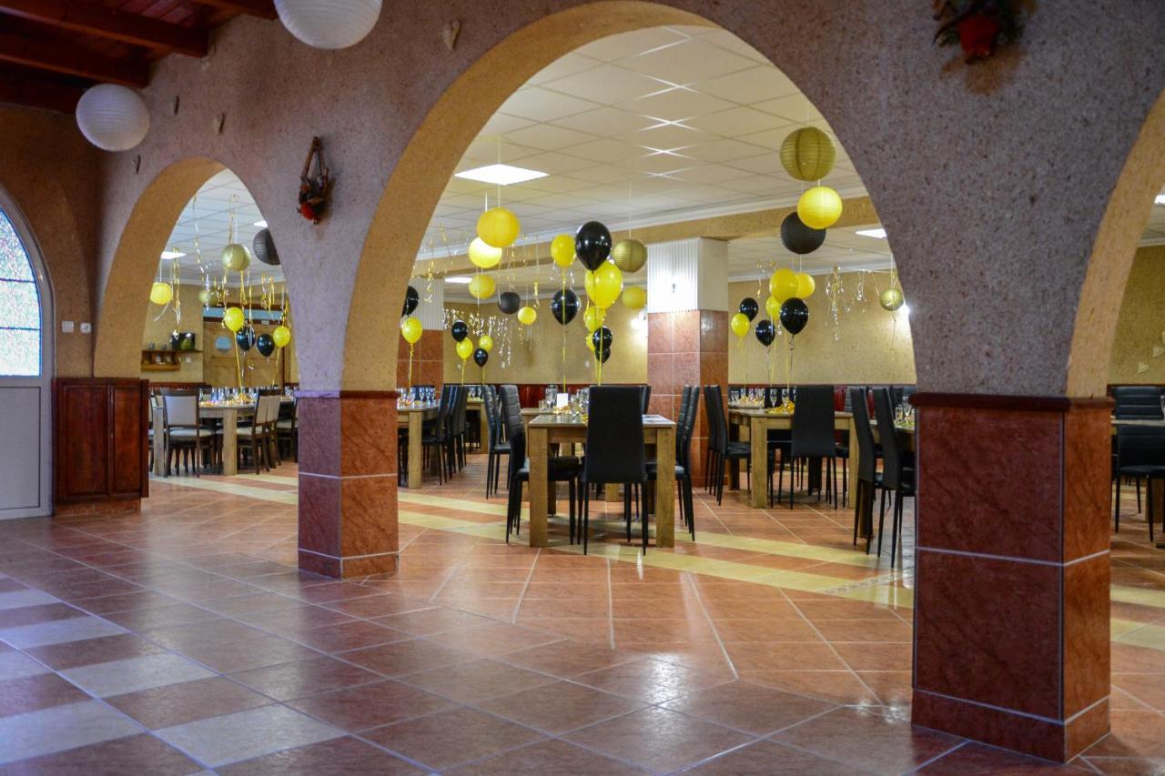Komplex -Rendezvenytermek-Panzio-Apartman-Irodak- Mateszalka Exterior foto