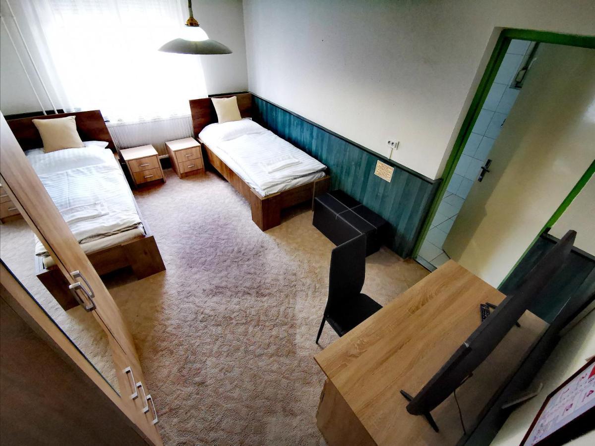 Komplex -Rendezvenytermek-Panzio-Apartman-Irodak- Mateszalka Exterior foto