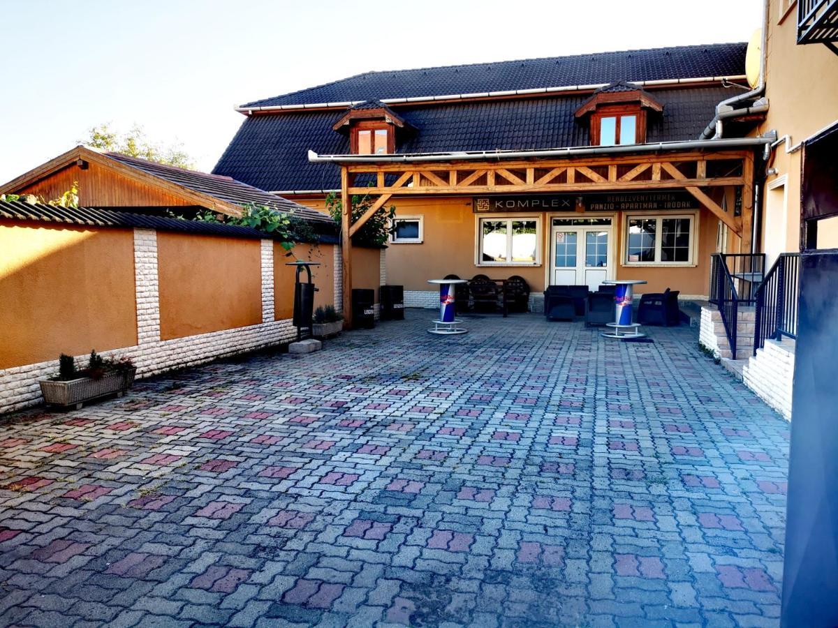 Komplex -Rendezvenytermek-Panzio-Apartman-Irodak- Mateszalka Exterior foto