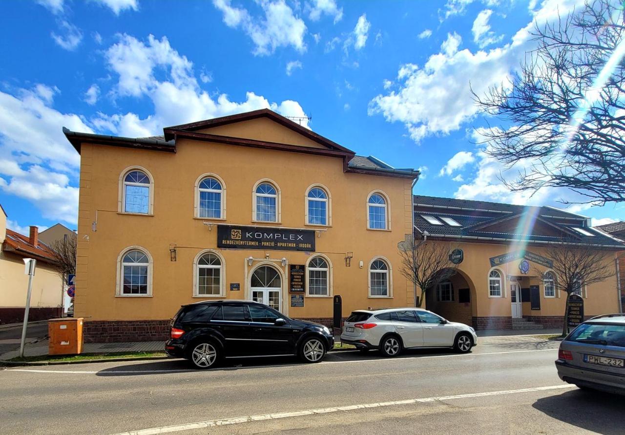 Komplex -Rendezvenytermek-Panzio-Apartman-Irodak- Mateszalka Exterior foto
