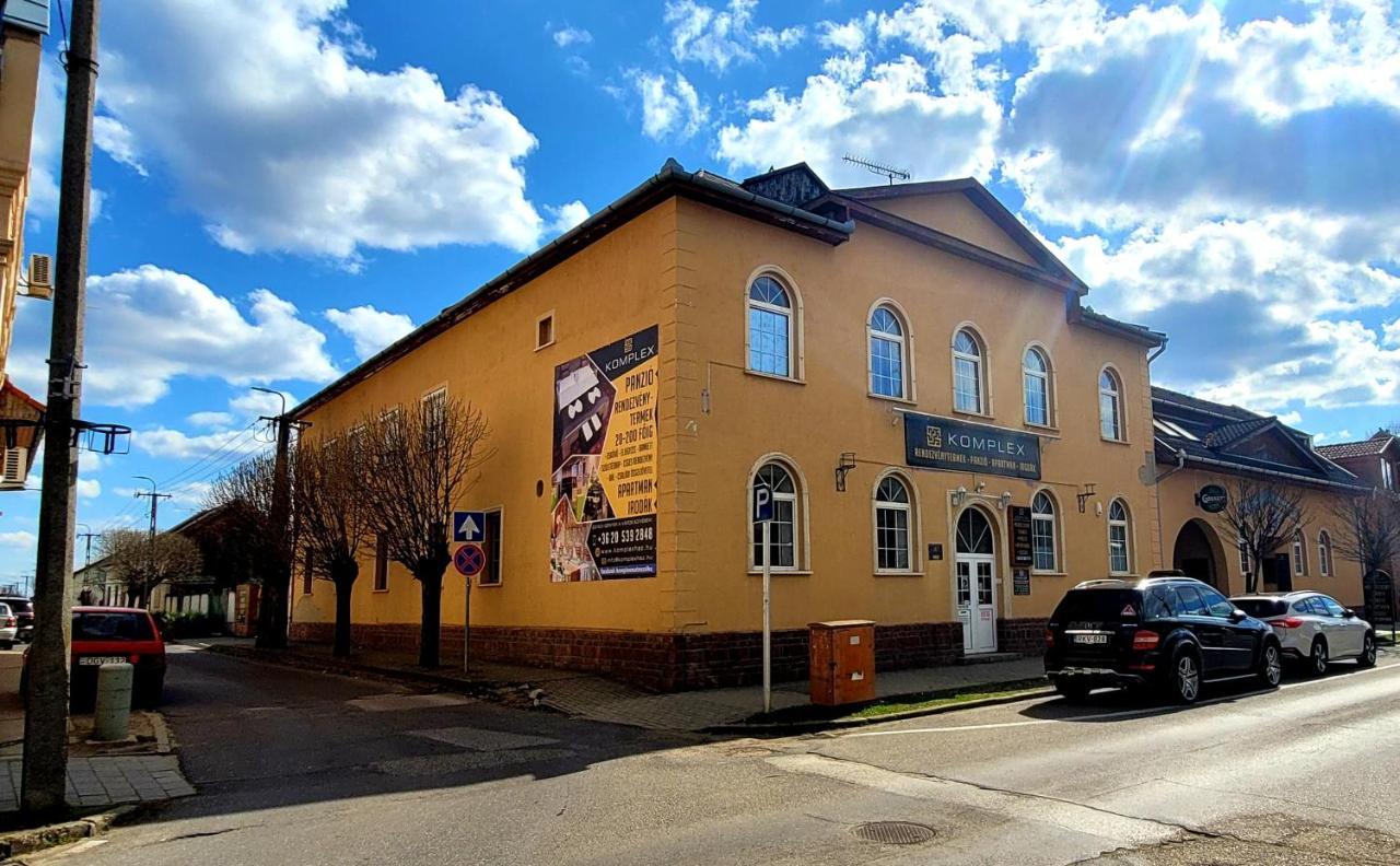 Komplex -Rendezvenytermek-Panzio-Apartman-Irodak- Mateszalka Exterior foto