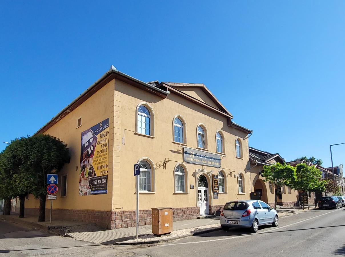 Komplex -Rendezvenytermek-Panzio-Apartman-Irodak- Mateszalka Exterior foto