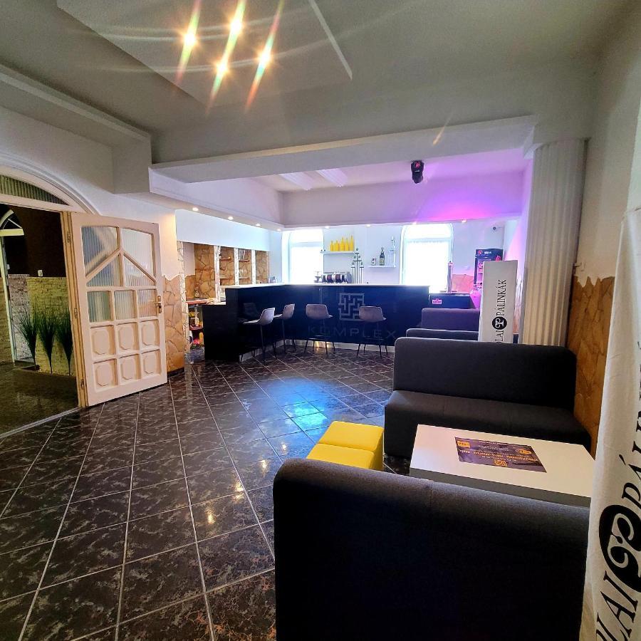 Komplex -Rendezvenytermek-Panzio-Apartman-Irodak- Mateszalka Exterior foto