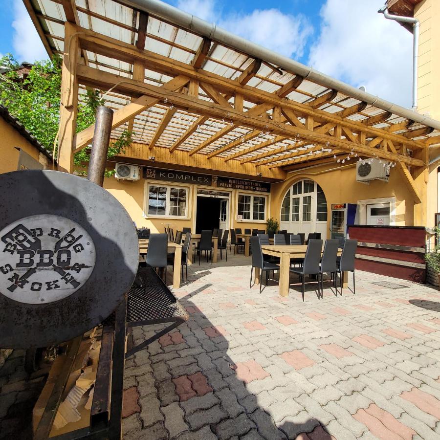 Komplex -Rendezvenytermek-Panzio-Apartman-Irodak- Mateszalka Exterior foto